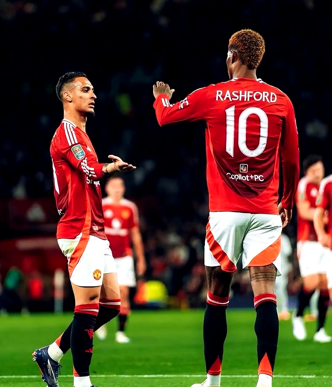 IM电竞APP-曼联中场明星锋线连续发威，球队晋级希望激增(曼联著名中场球员)